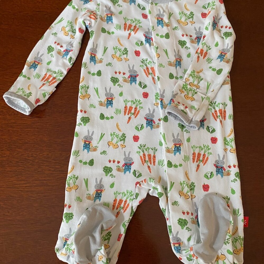 EUC Magnetic Me "Don't Worry Be Hoppy" Footie Unisex Size 0-3 Months 8-12 lbs